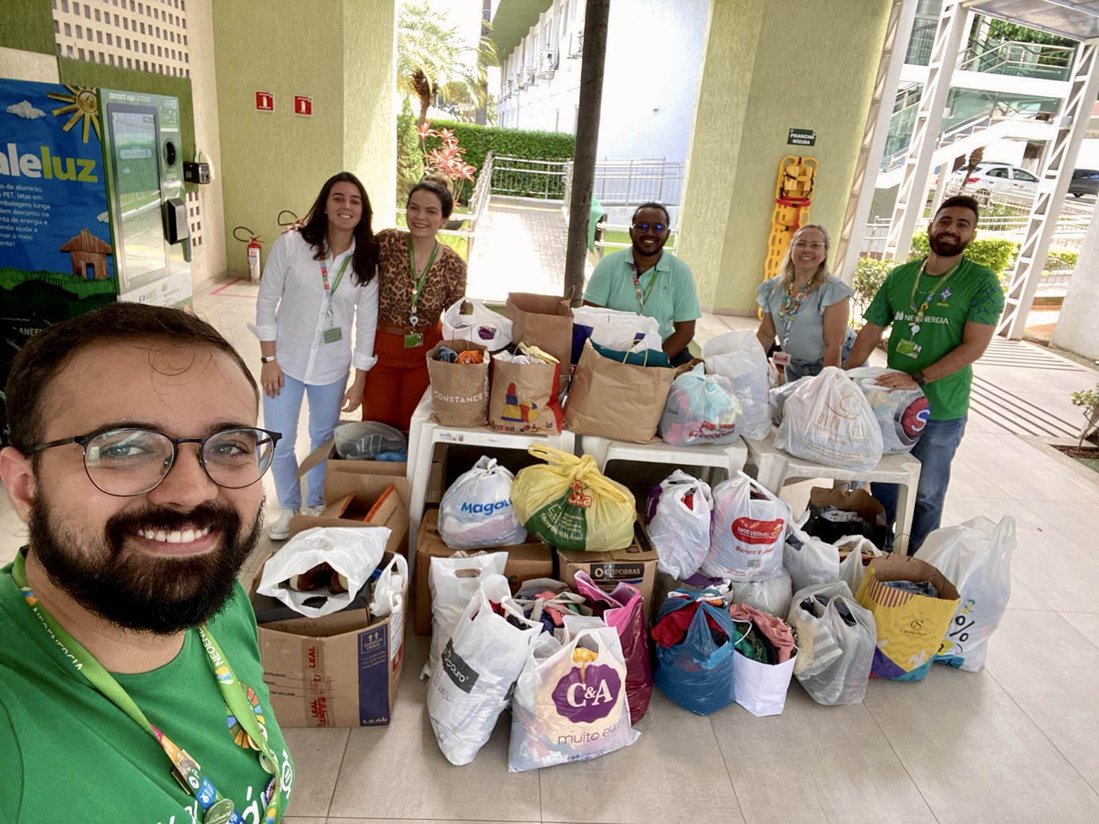 Mais De Pe As De Vestu Rio S O Doadas Pelo Grupo De Volunt Rios