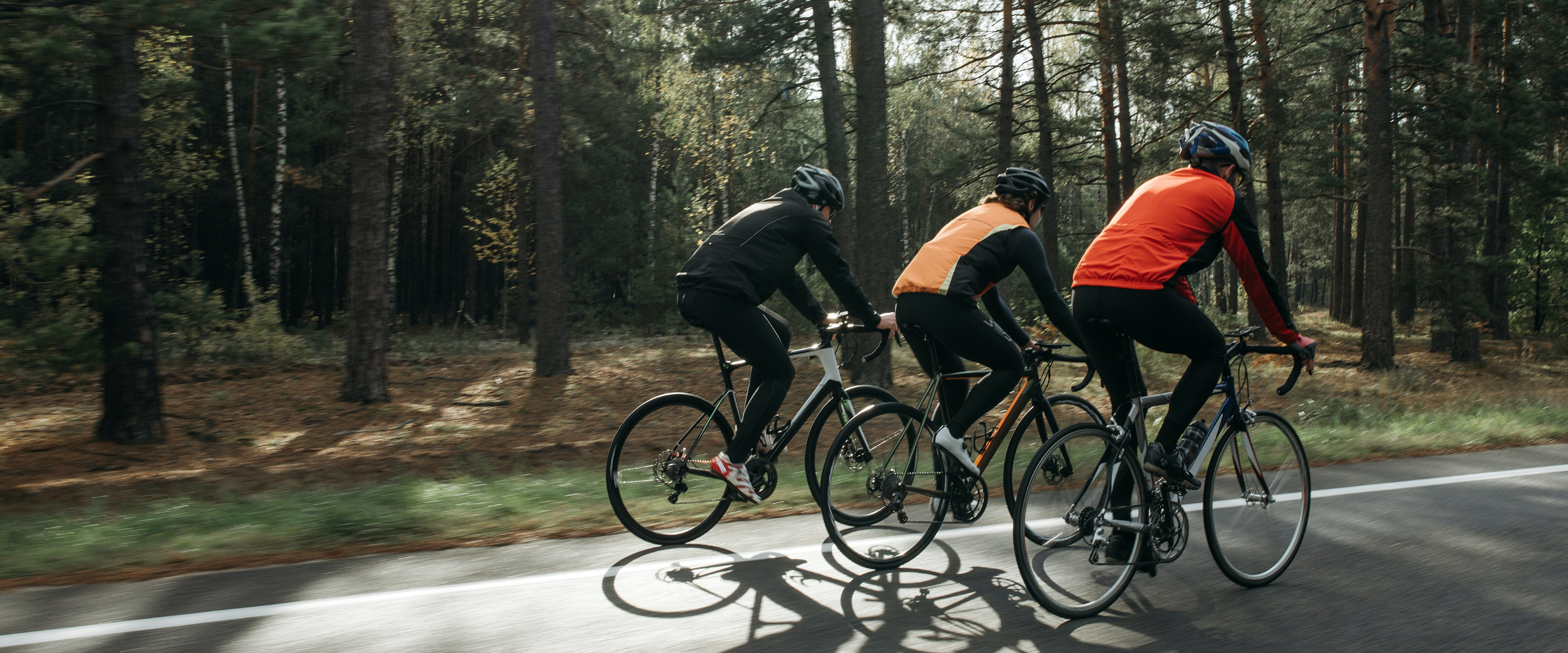 ciclistas pedalando