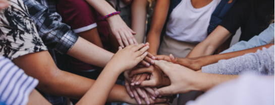 Pessoas dando as mãos para representar o Programa de Voluntariado da Neoenergia