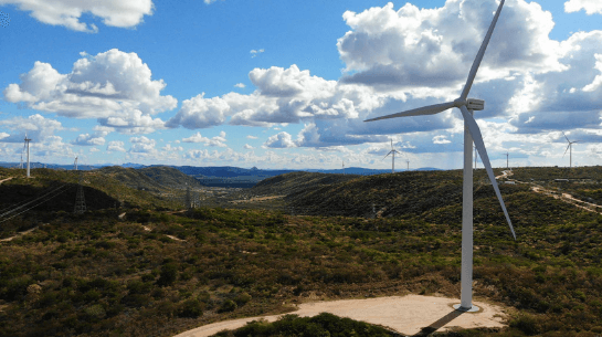 Foto de aerogeradores no parque eólico Neoenergia Chafariz