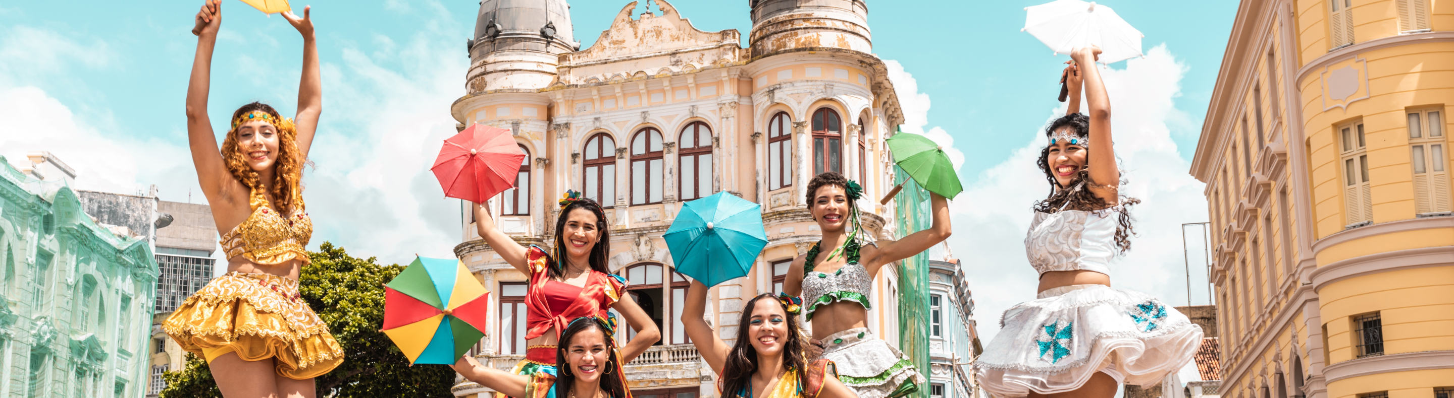 Foto do carnaval de recife com várias mulheres com suas fantasias típicas dançando frevo