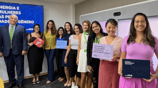 mulheres da neoenergia e presidente Mario Ruiz Tagle com assinatura de tratado do Pacto Global pelo empoderamento feminino.