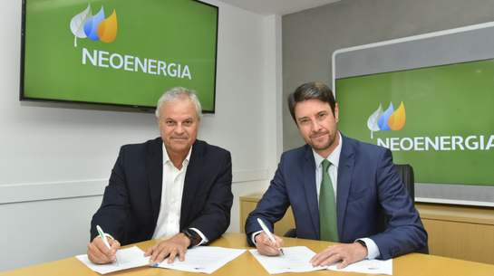 Foto de CEOs da Prumo e Neoenergia assinando o MoU