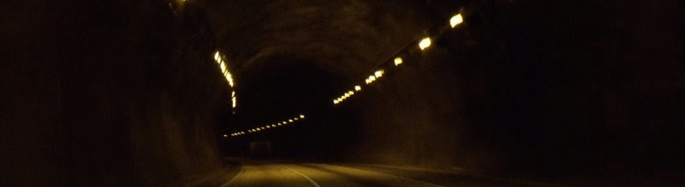 Dentro de um túnel com luzes