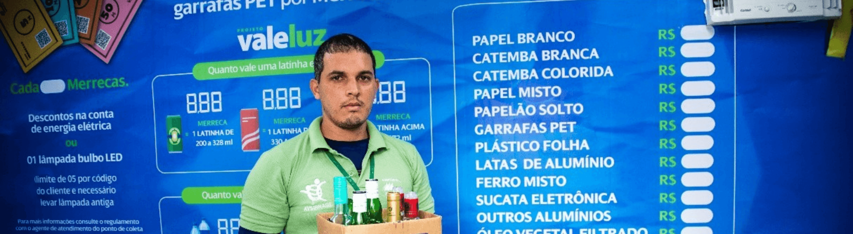 Colaborador reunindo resíduos recicláveis