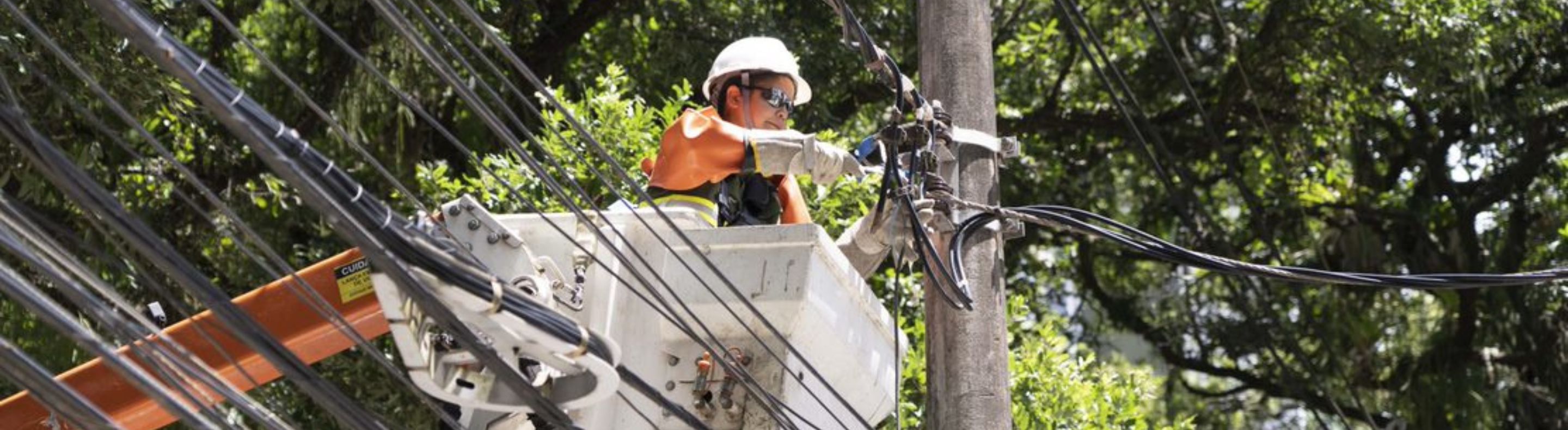 Eletricista da Neoenergia Coelba retirando ligações irregulares