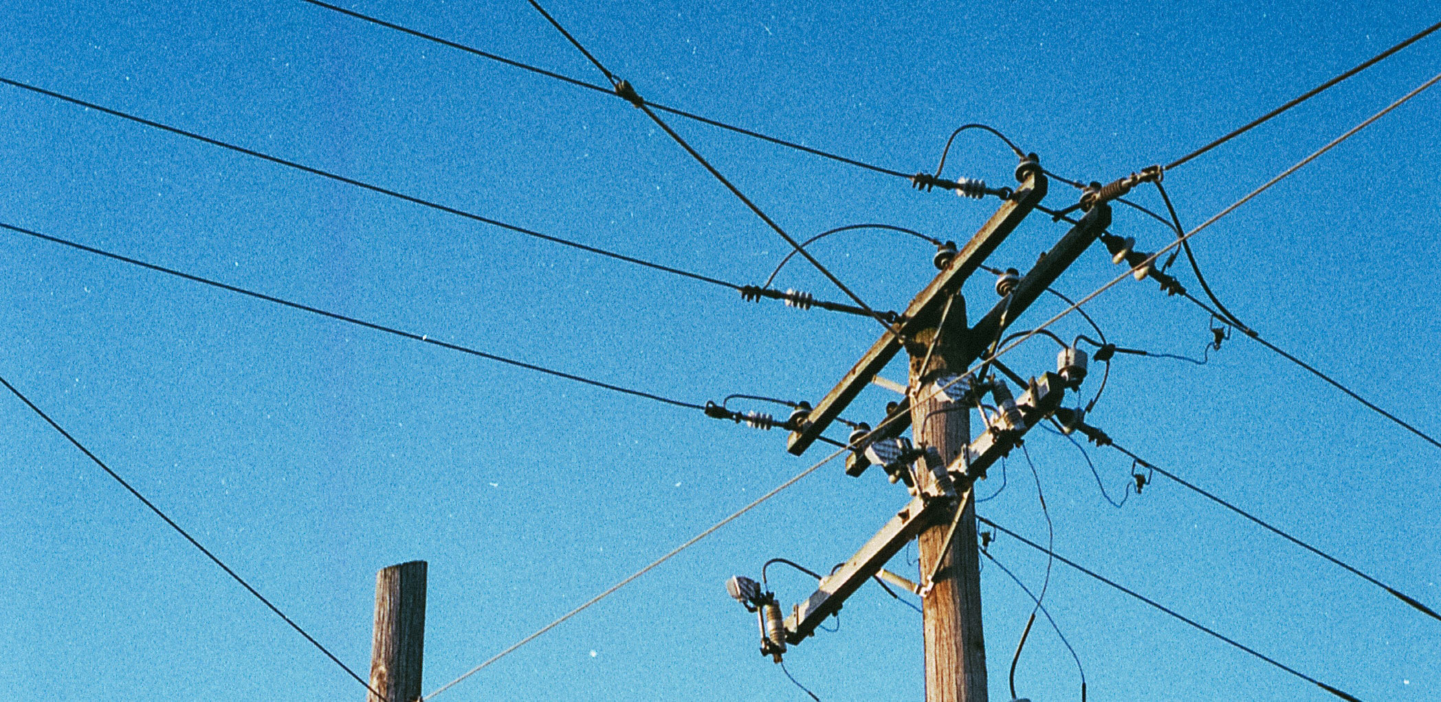 Dois colegas de trabalhando discutindo um projeto elétrico