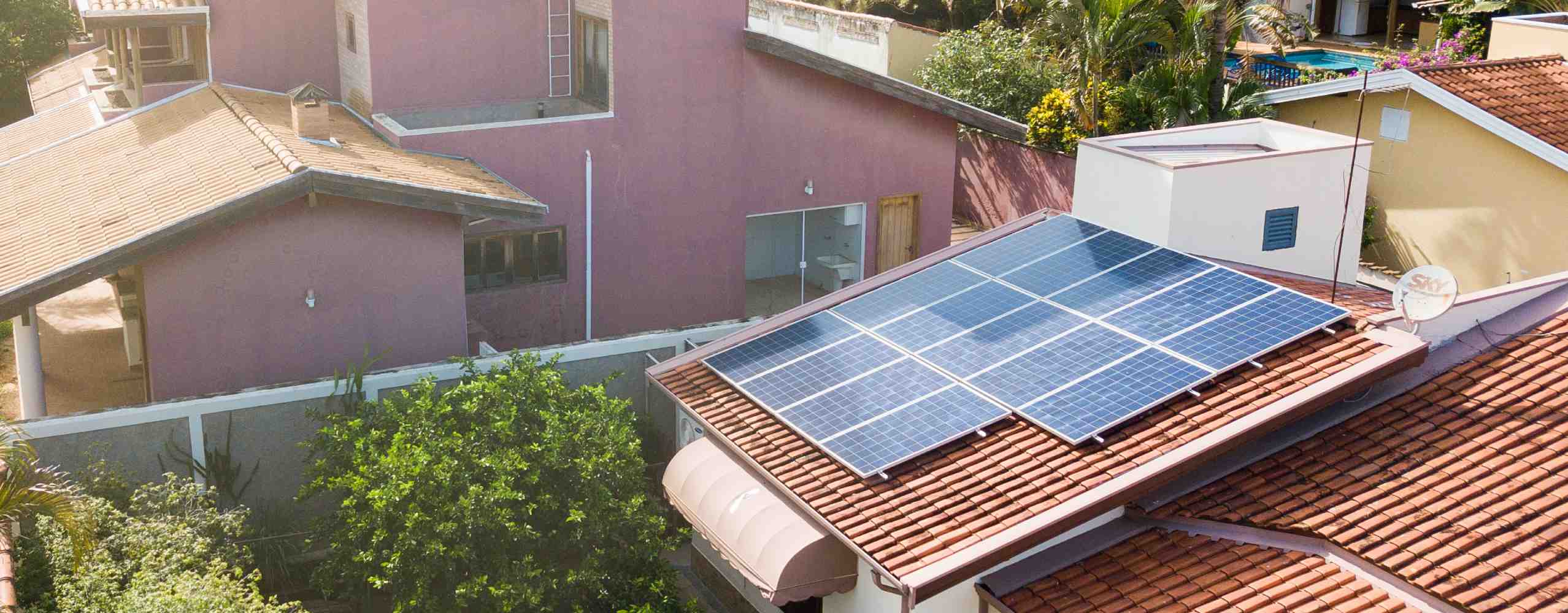 Casa residencial com paineis solares da Neoenergia