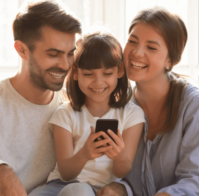 Familia reunida vendo o mobile