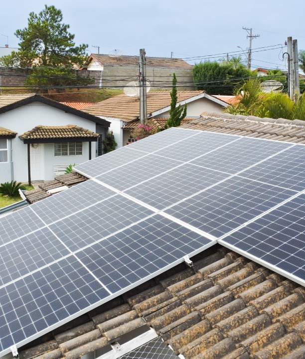 Casa com paines solares da Neoenergia