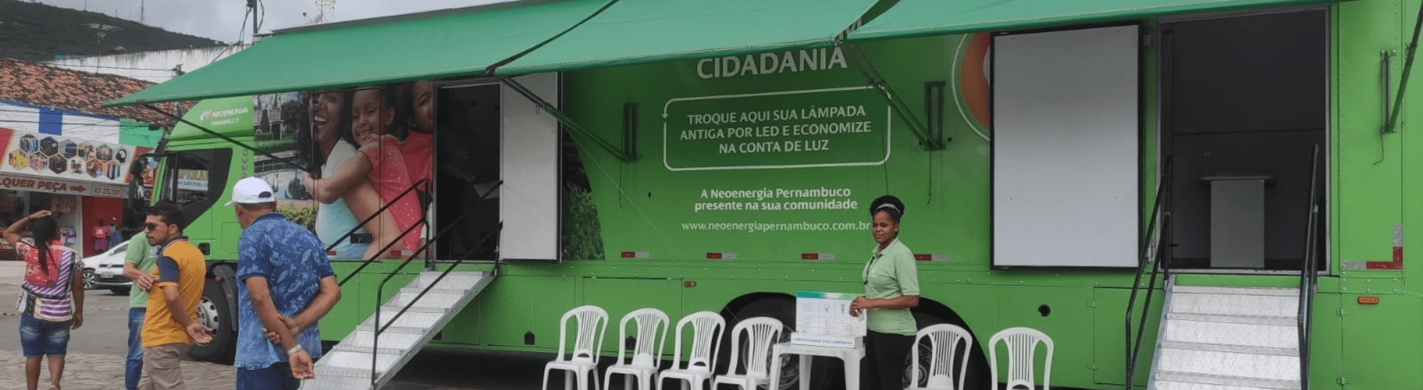 Caminhão do Projeto Energia Com Cidadania da Neoenergia Pernambuco estacionado em atendimento