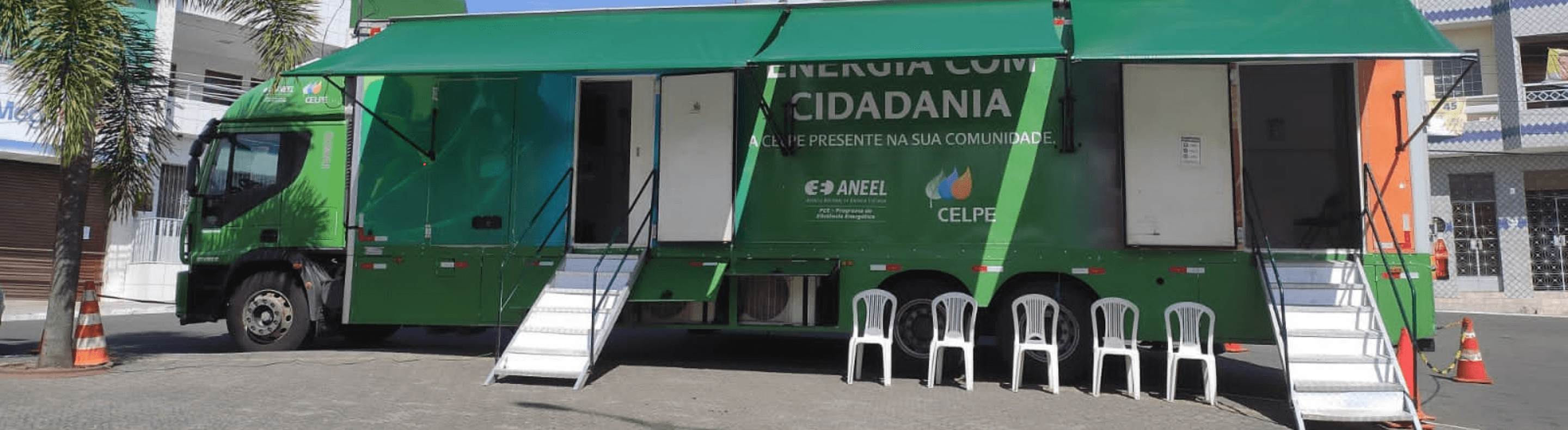 Caminhão do Projeto Energia Com Cidadania da Neoenergia Pernambuco estacionado na calçada para atendimento
