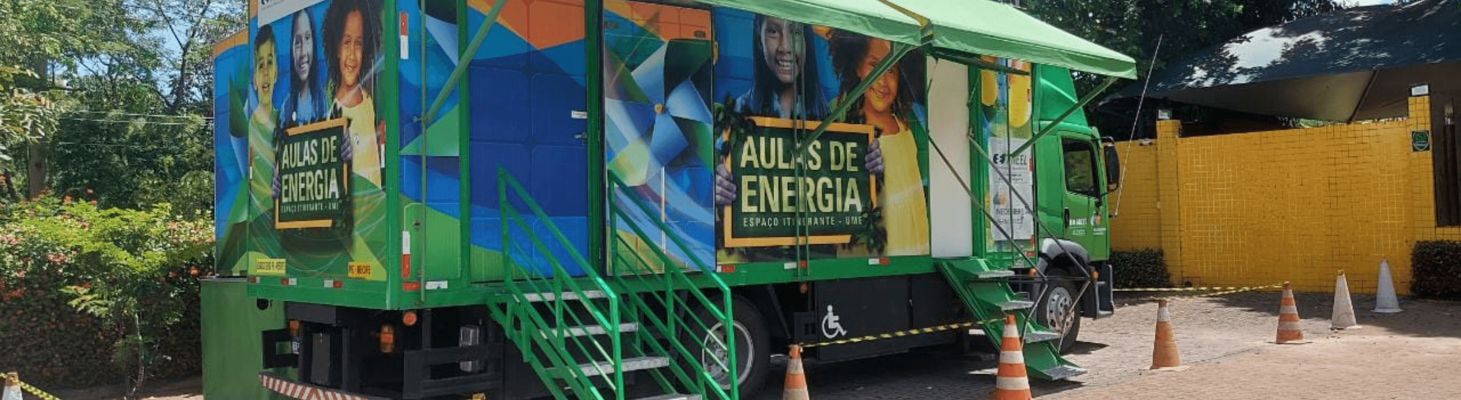 Caminhão do Projeto Aulas de Energia da Neoenergia Pernambuco estacionado para atendimento