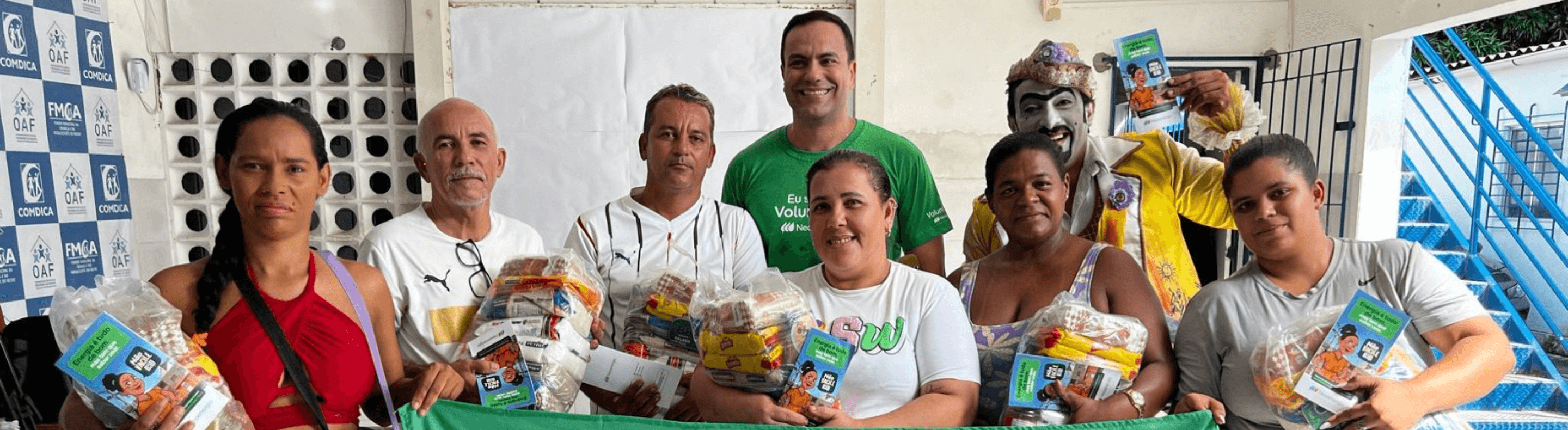 Presidente da Neoenergia Pernambuco reunido com mulheres e homens na entrega de cestas básicas