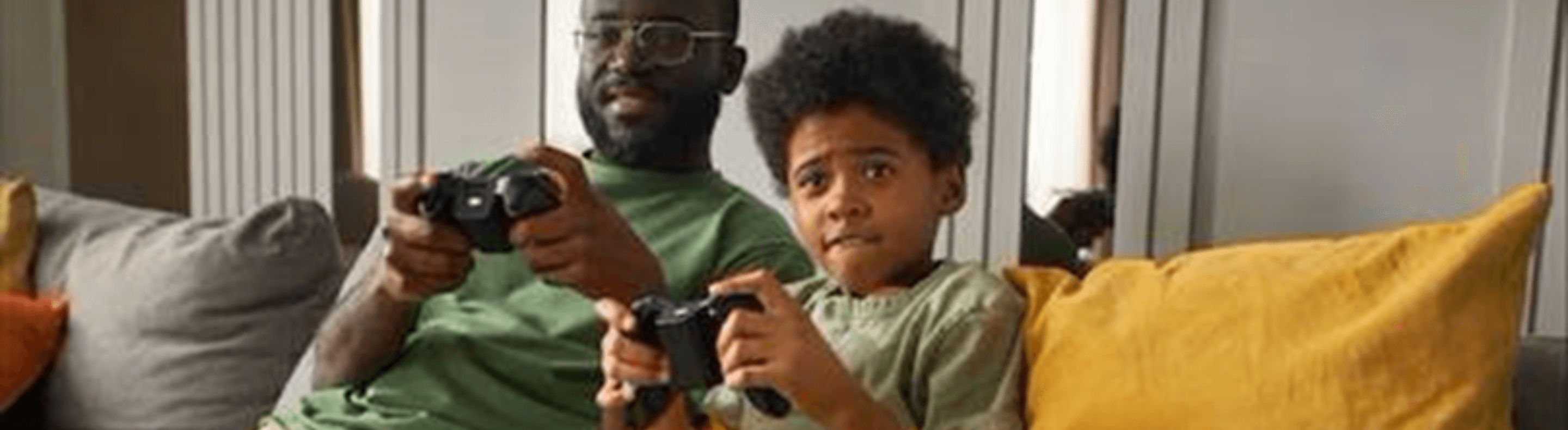 Pai e filho jogando videogame nas férias escolares