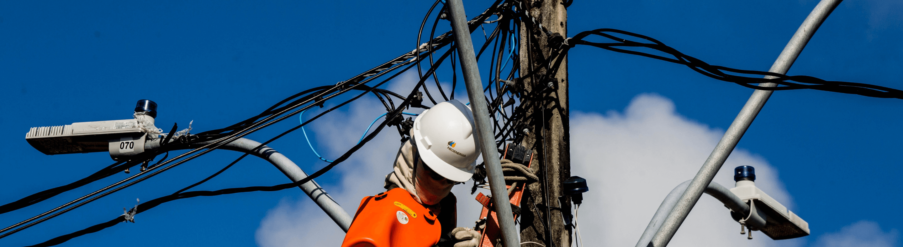Eletricista atuando em rede elétrica