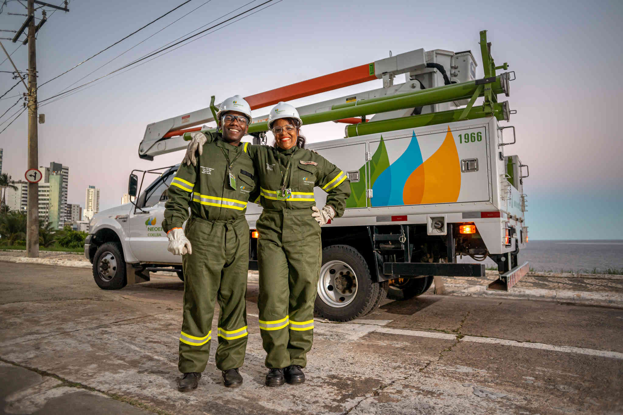 Foto com empregados da Neo em frente a um caminhão de manutenção eletrica