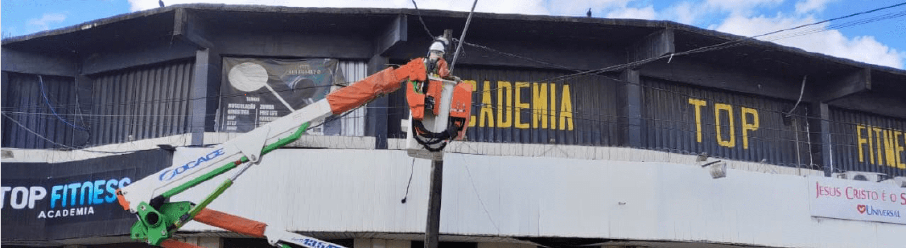 Eletricista da Neoenergia Pernambuco inspecionando rede