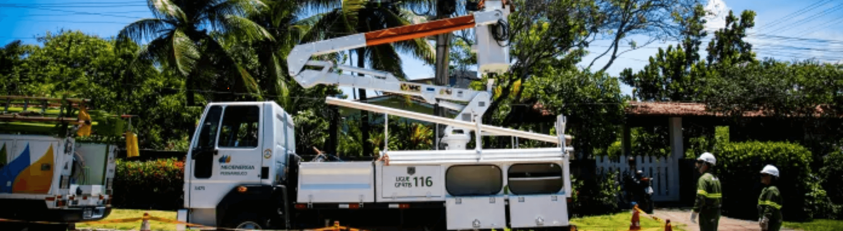 Caminhão de linha viva da Neoenergia Pernambuco em funcionamento 