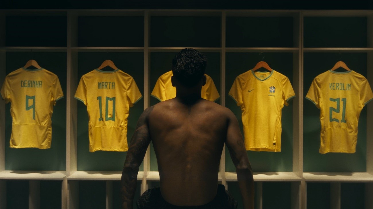 Com camisa da Seleção Brasileira Feminina, Rodrygo convoca torcida na  disputa da Copa do Mundo - Folha PE