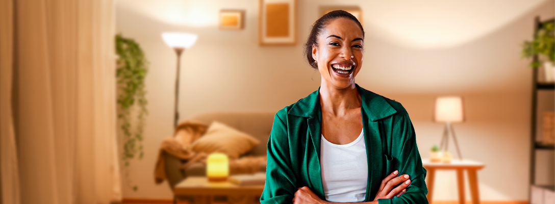 Mulher negra de blusa verde sorrindo com os textos 'Segunda Via' e 'Você pode solicitar a 2ª via e consultar seus débitos aqui em nosso site' sobrepostos na imagem.