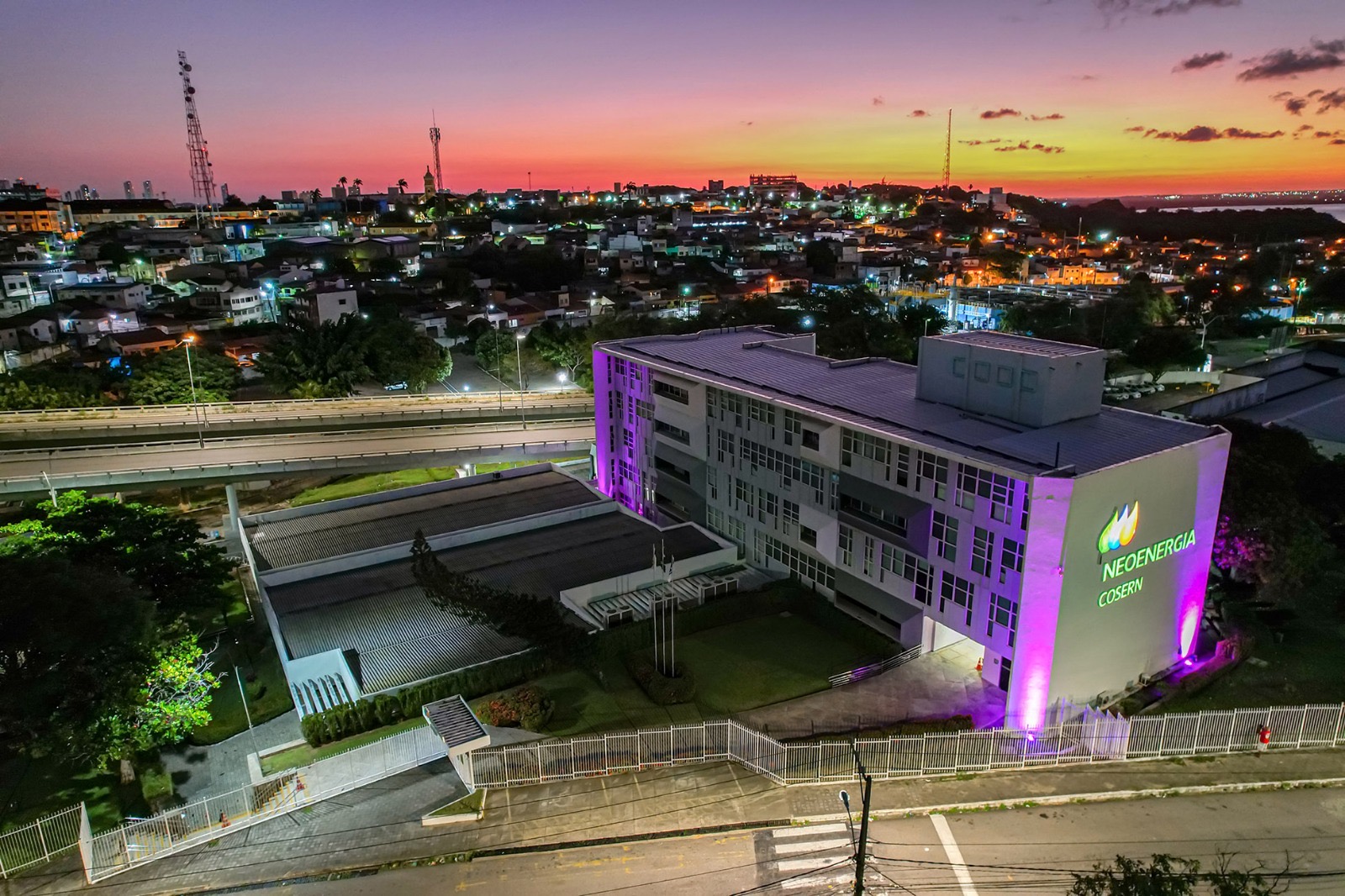 Fachada Da Neoenergia Cosern Ganha Iluminação Especial Em Alusão Ao ...