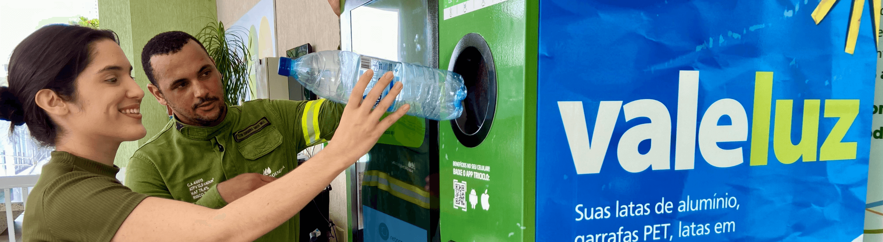 Profissional da Neoenergia auxiliando cliente na troca de resíduos recicláveis por descontos